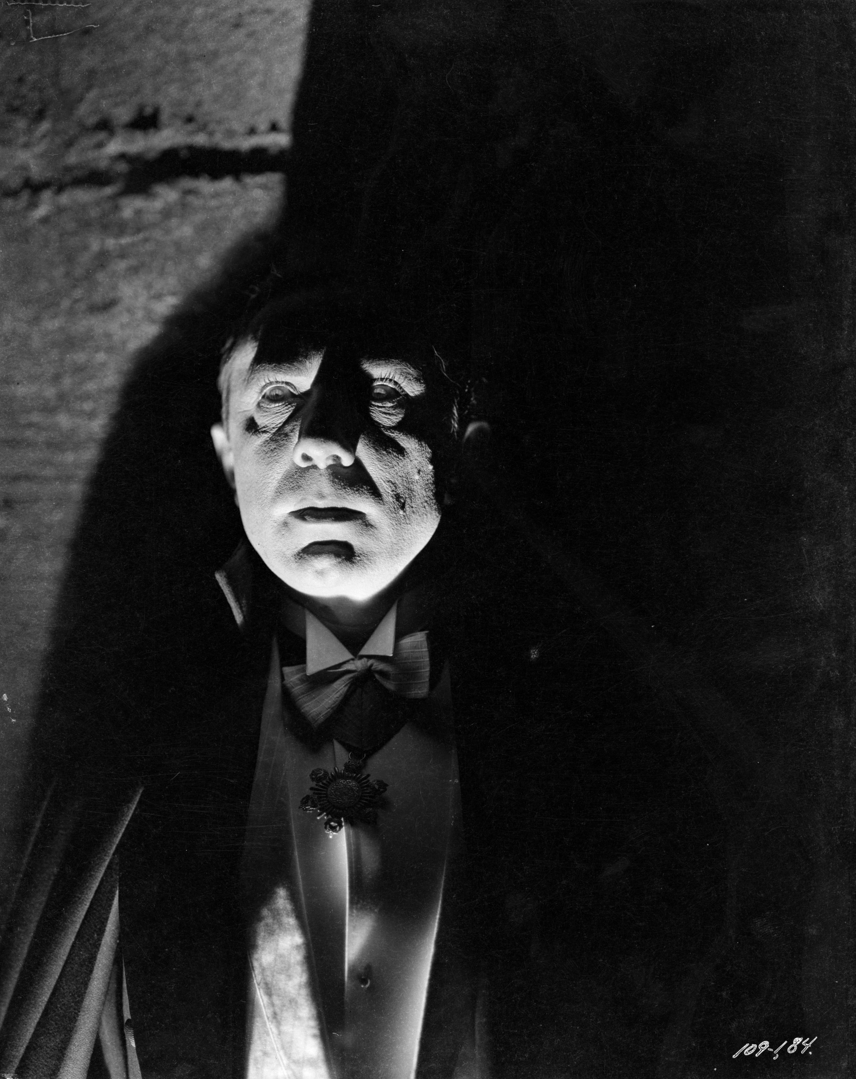 1931:  Bela Lugosi (1882 - 1956) plays literature's most famous vampire in 'Dracula', directed by To...