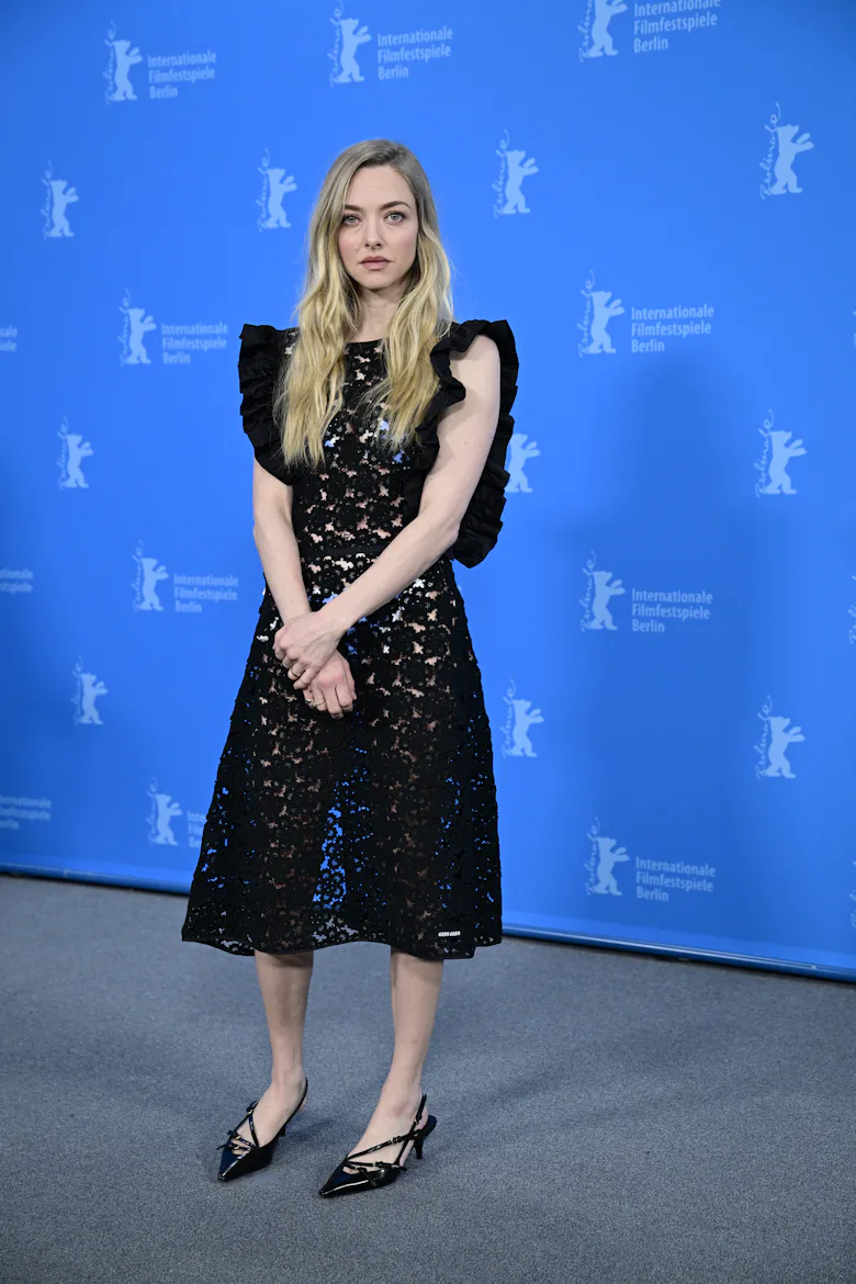 amanda seyfried black dress Amanda Seyfried's Plunging Valentino Minidress Was So Coquettecore
