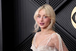 LOS ANGELES, CALIFORNIA - FEBRUARY 01: (FOR EDITORIAL USE ONLY) Sabrina Carpenter attends the 68th G...