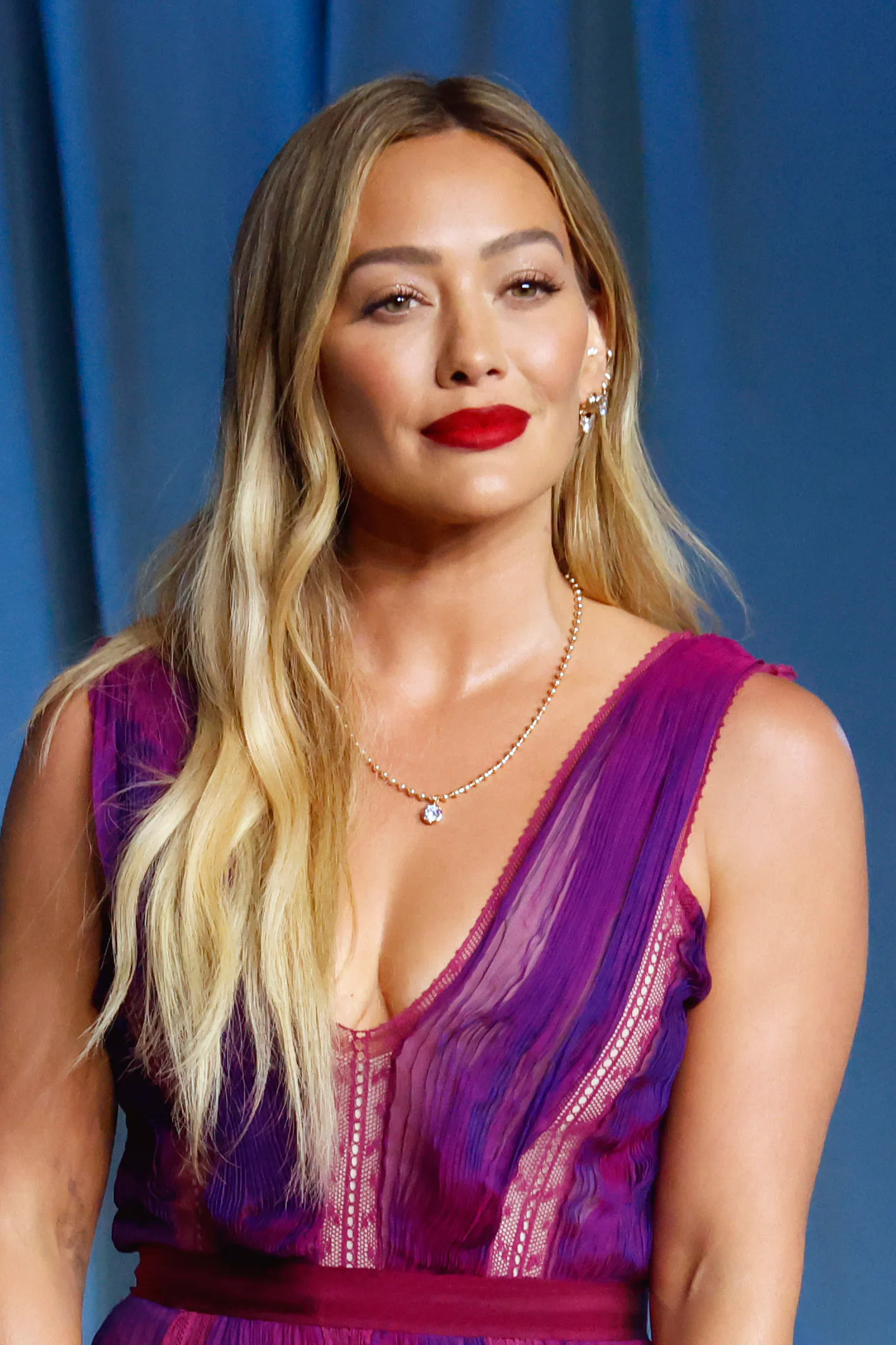 Hilary Duff with loose waves and red lips