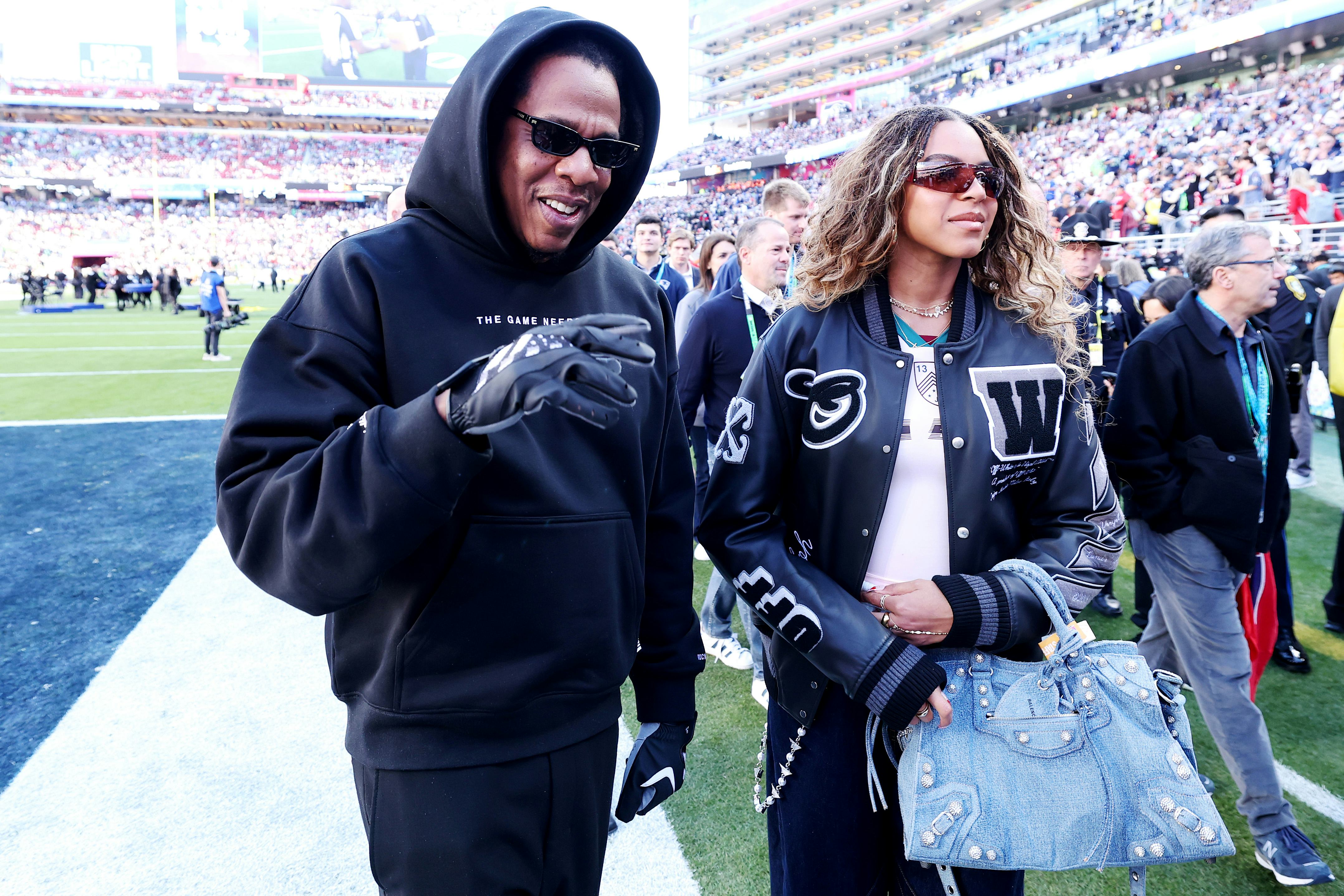SANTA CLARA, CALIFORNIA - FEBRUARY 08: Jay-Z and daughter Blue Ivy Carter prior to the start of Supe...