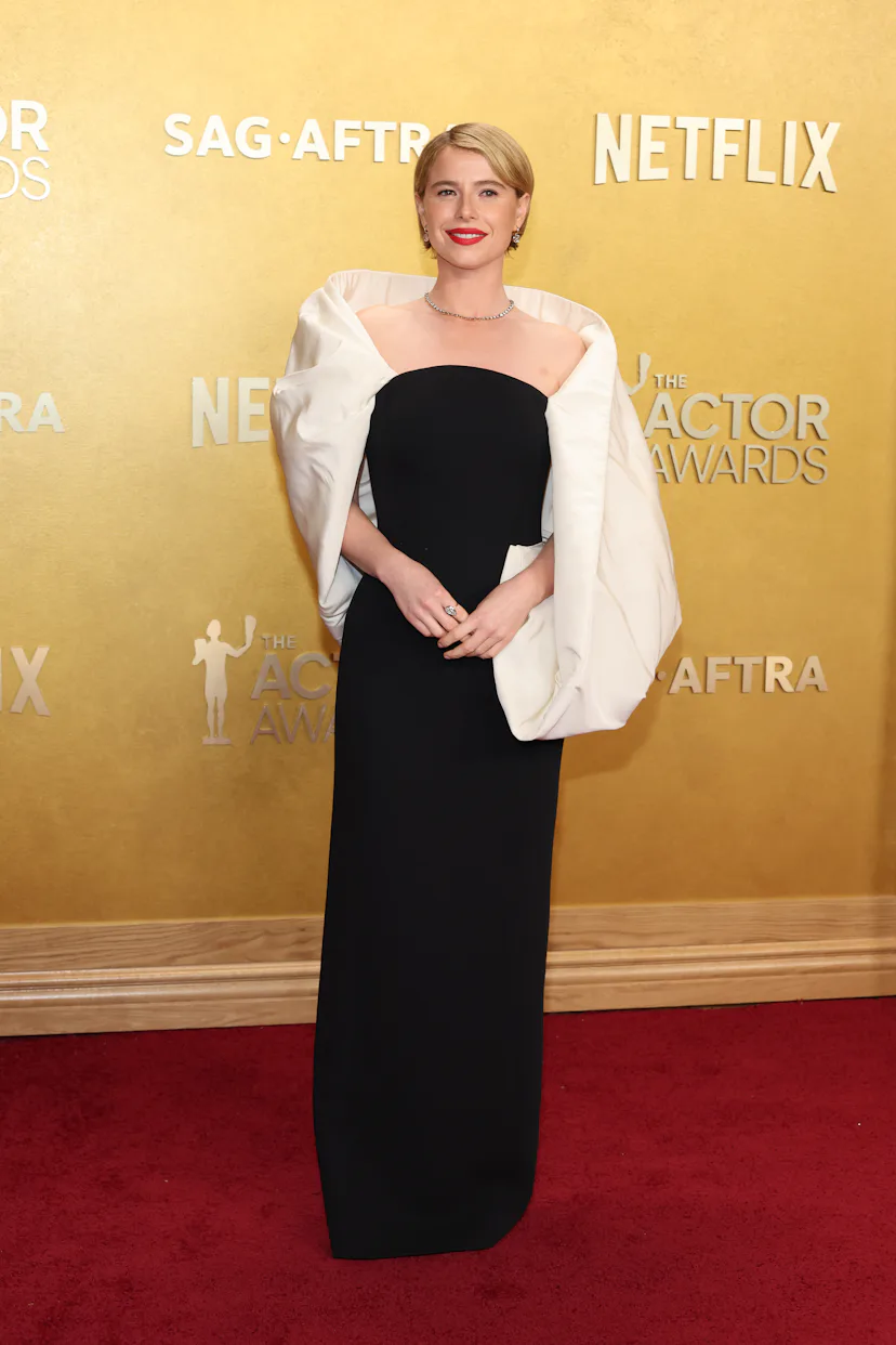 LOS ANGELES, CALIFORNIA - MARCH 01: Jessie Buckley attends the 32nd Annual Actor Awards at Shrine Au...