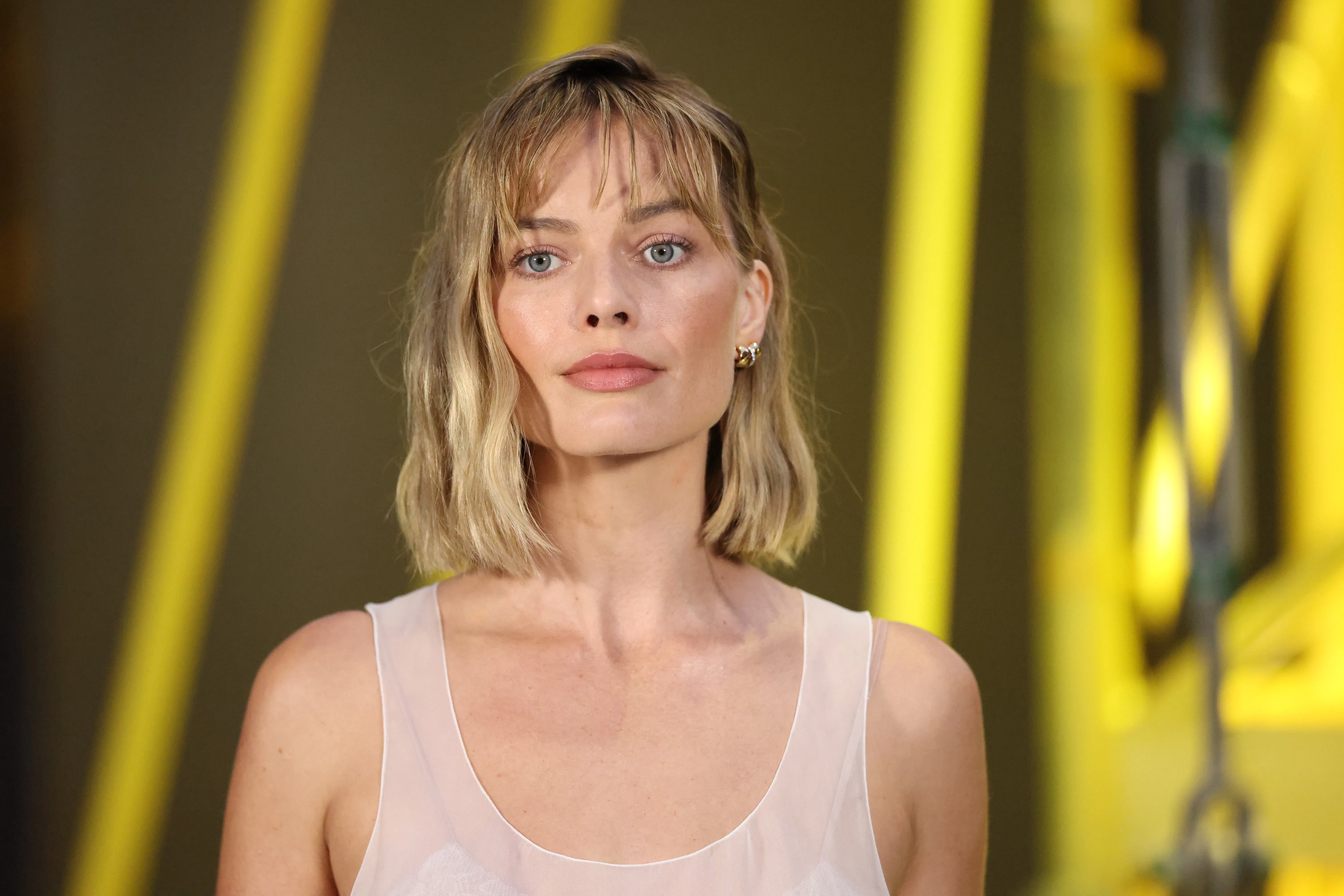 Margot Robbie with a bob with bangs