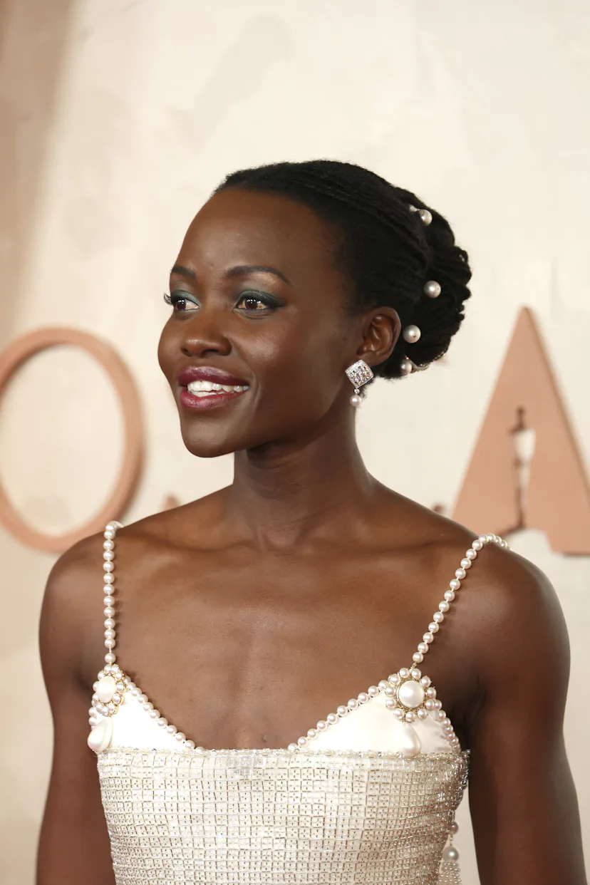 Lupita Nyong'o attends the 97th Annual Oscars with a locs bun and '90s inspired makeup