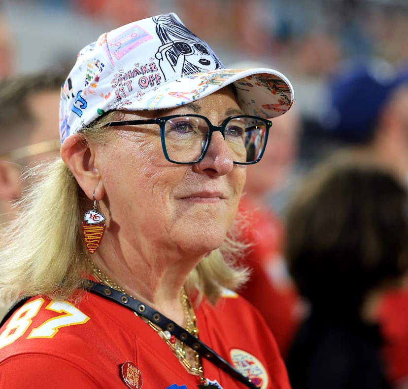 Travis, Jason, and Kylie Kelce reacted to Donna's home renovations.
