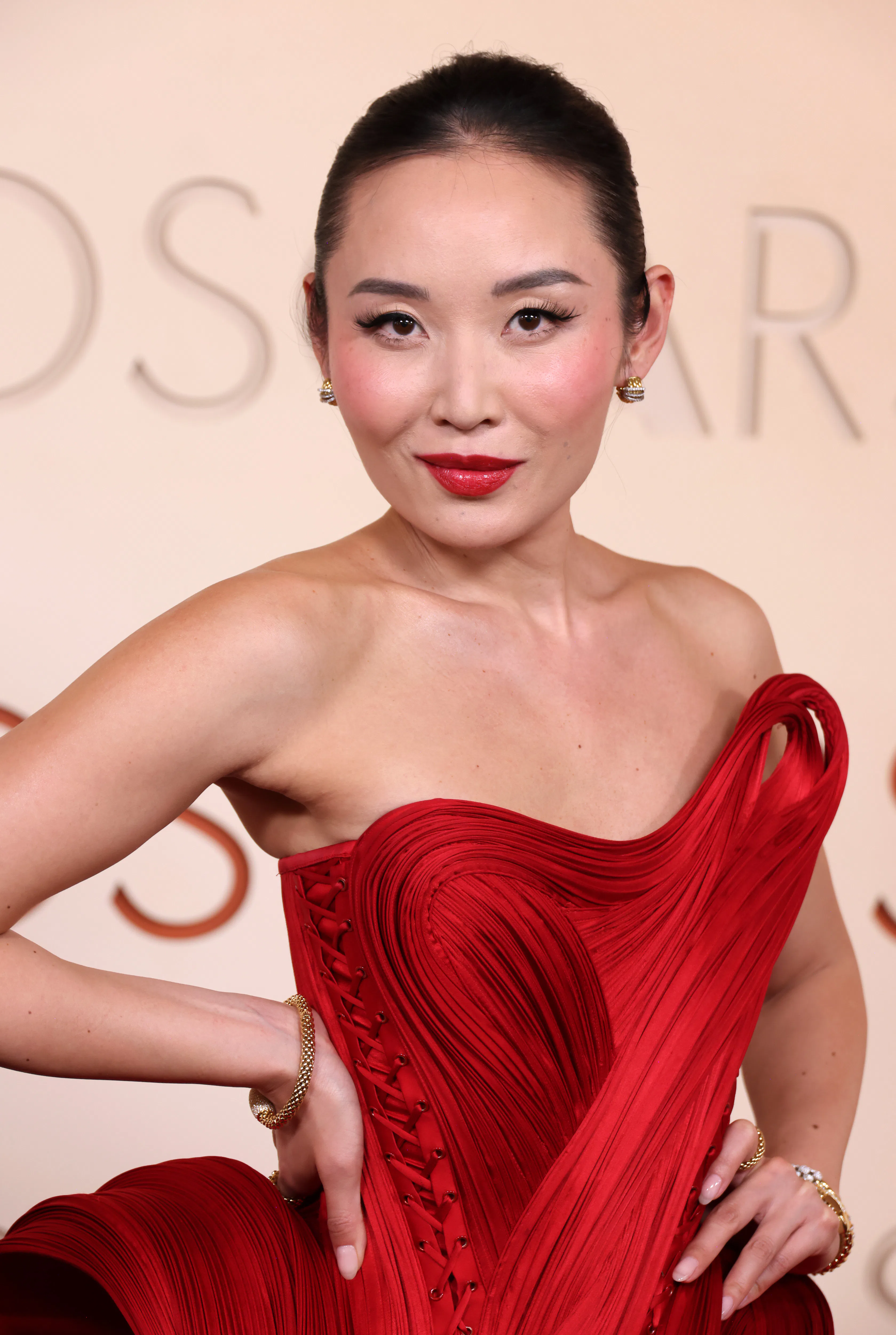 Li Jun Li with a red lip at the Oscars 2026