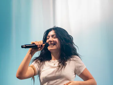 GLASTONBURY, ENGLAND - JUNE 27: (EDITORIAL USE ONLY) Lorde performs during day three of Glastonbury ...