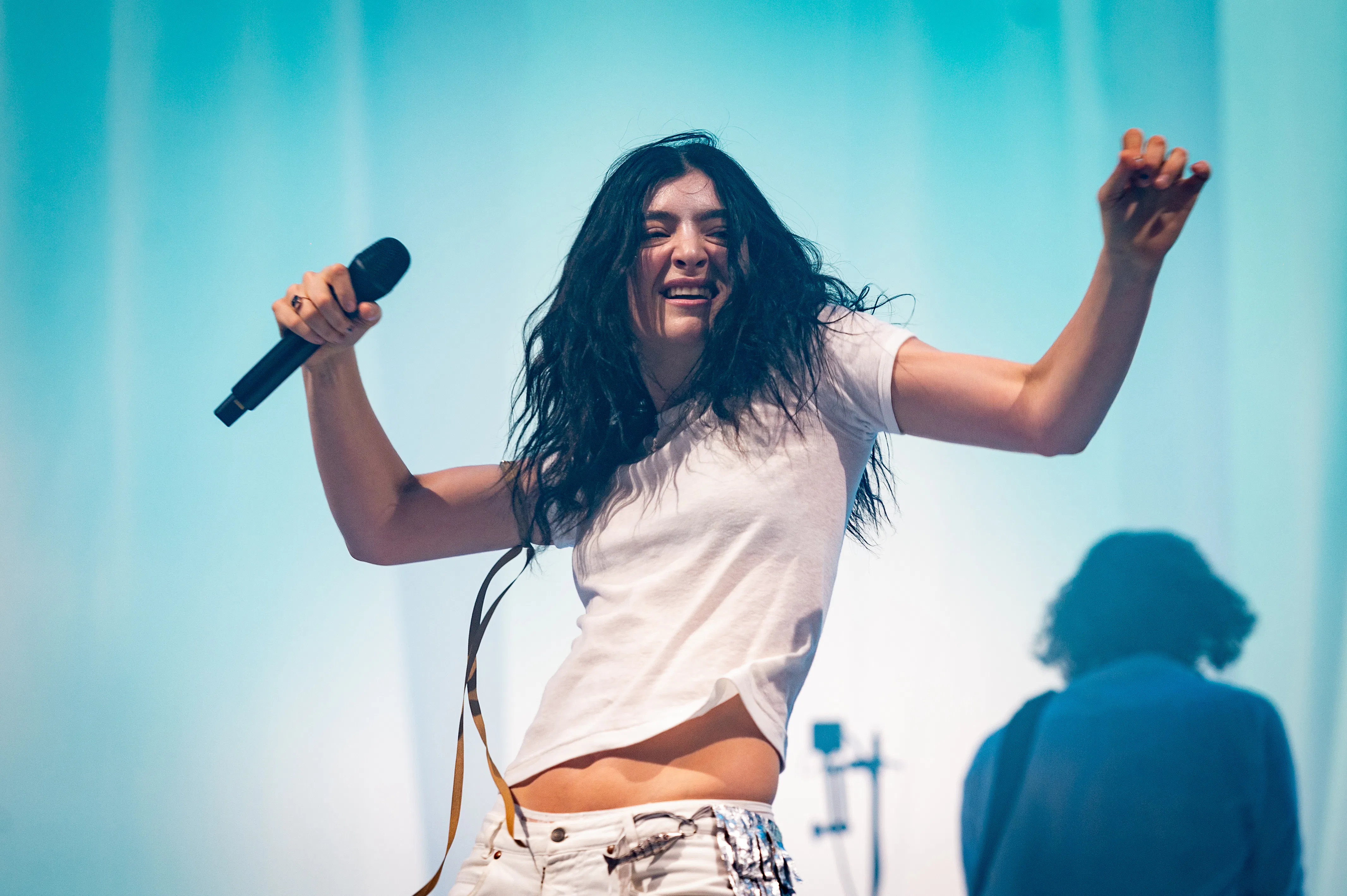 GLASTONBURY, ENGLAND - JUNE 27: (EDITORIAL USE ONLY) Lorde performs during day three of Glastonbury ...