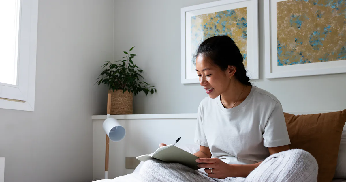 A Therapist Explains Why This Viral Mindfulness Tip Can Actually Save You Money