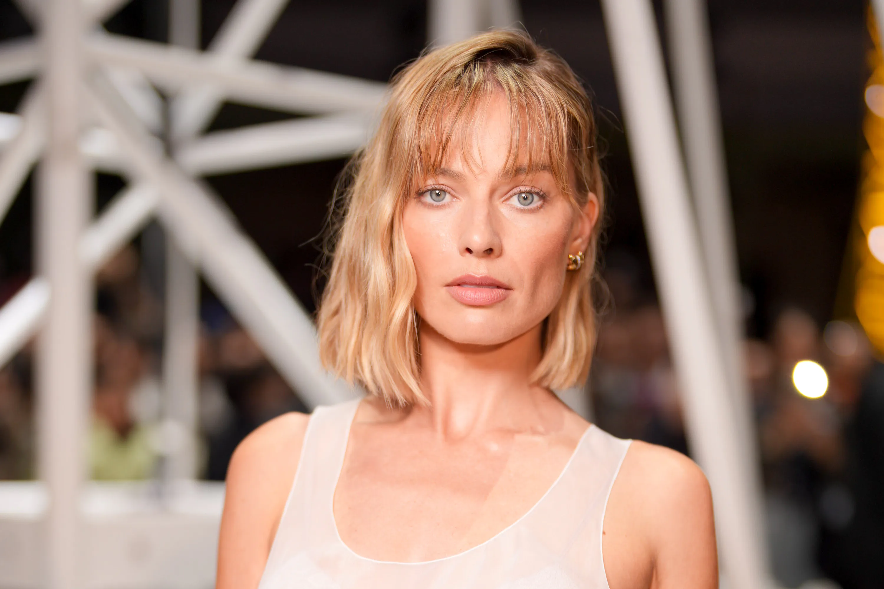 Margot Robbie Just Gave Blair Waldorf's Fave Jacket A Cool-Girl Update