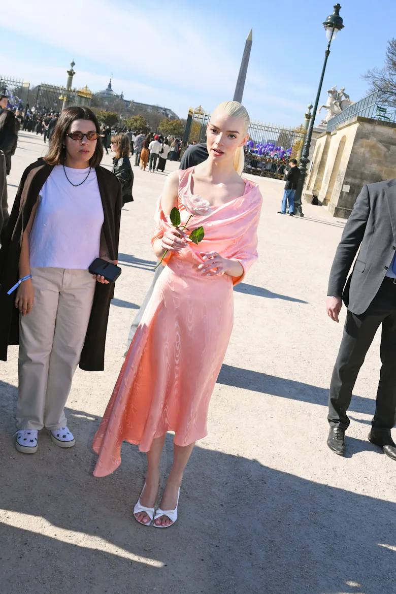 anya taylor-joy pink dress Anya Taylor-Joy wore a custom Jacquemus design from the Le Palmier collection, reaffirming the label's minimalist and structural aesthetic. The blush-toned ensemble paired a strapless top with a mermaid-silhouette skirt, complemented by