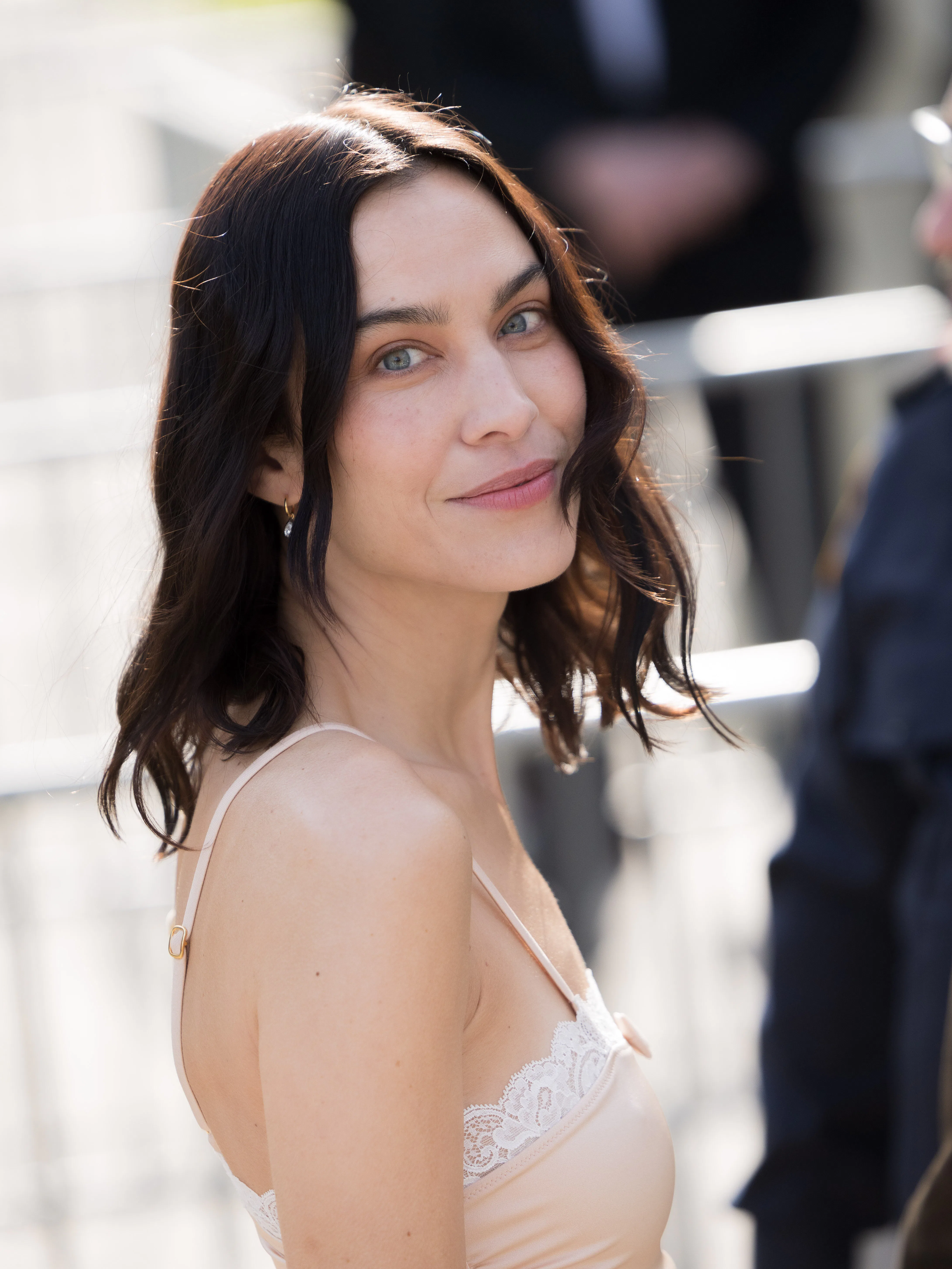 Alexa Chung at the Chloe show with a loosely waved center-parted lob 