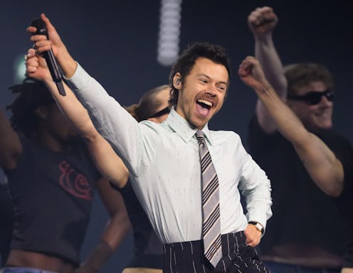 MANCHESTER, ENGLAND - FEBRUARY 28: (EDITORIAL USE ONLY) Harry Styles performs live on stage during T...