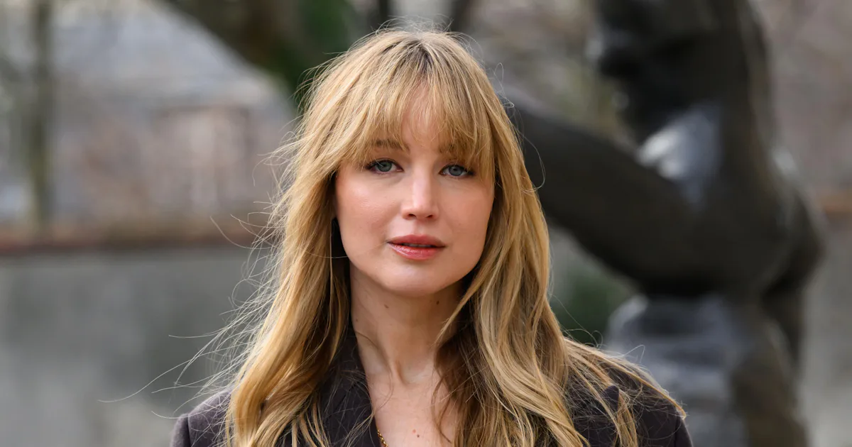 Jennifer Lawrence Just Invented "Wrong Color Theory" & Lazy Girls Will Love It