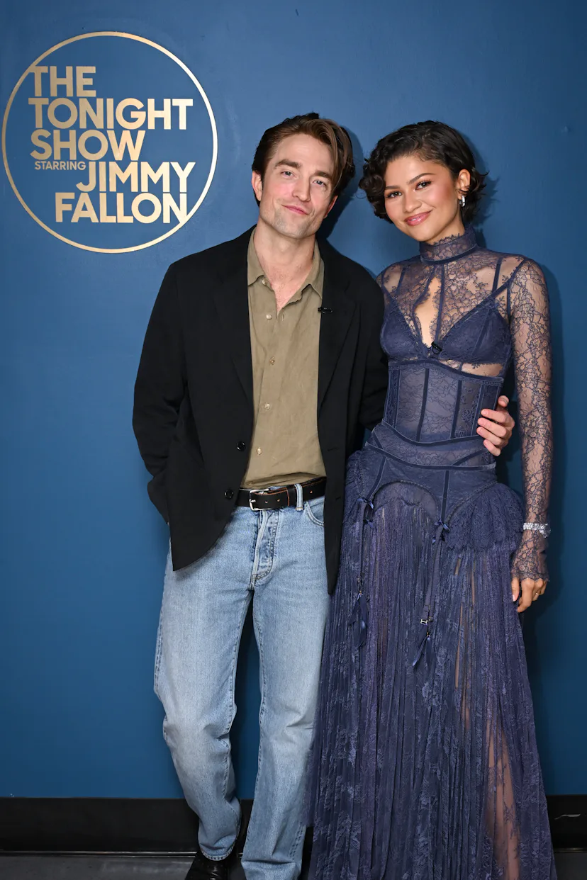 THE TONIGHT SHOW STARRING JIMMY FALLON -- Episode 2276 -- Pictured: (l-r) Actors Robert Pattinson & ...