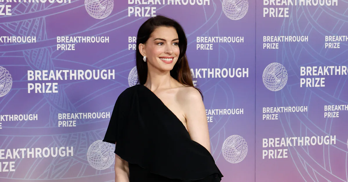Anne Hathaway auf dem roten Teppich mit Ehemann in einem schicken ...