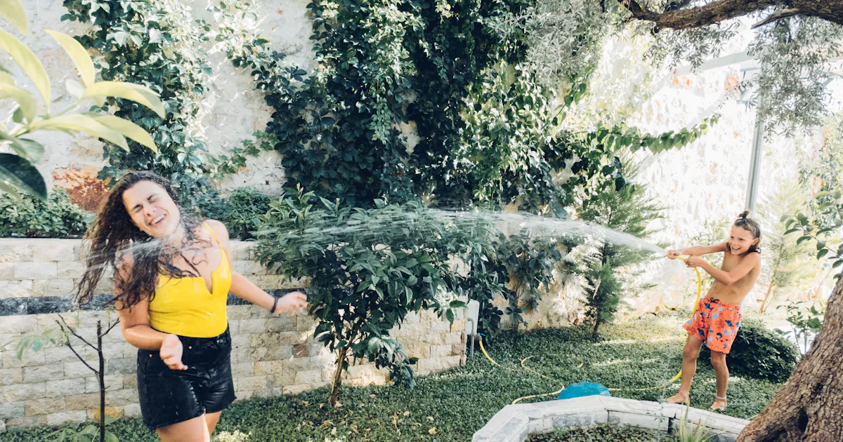 If You Want Your Kid To Have A '90s Summer, You Have To Be A '90s Summer Mom