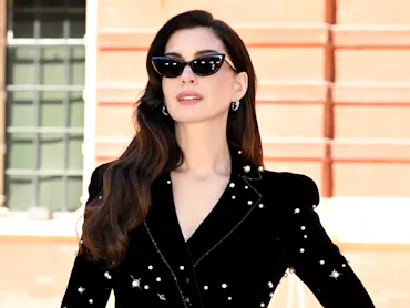 LONDON, ENGLAND - APRIL 24: Anne Hathaway attends "The Devil Wears Prada 2" Photocall at the V&A Sou...