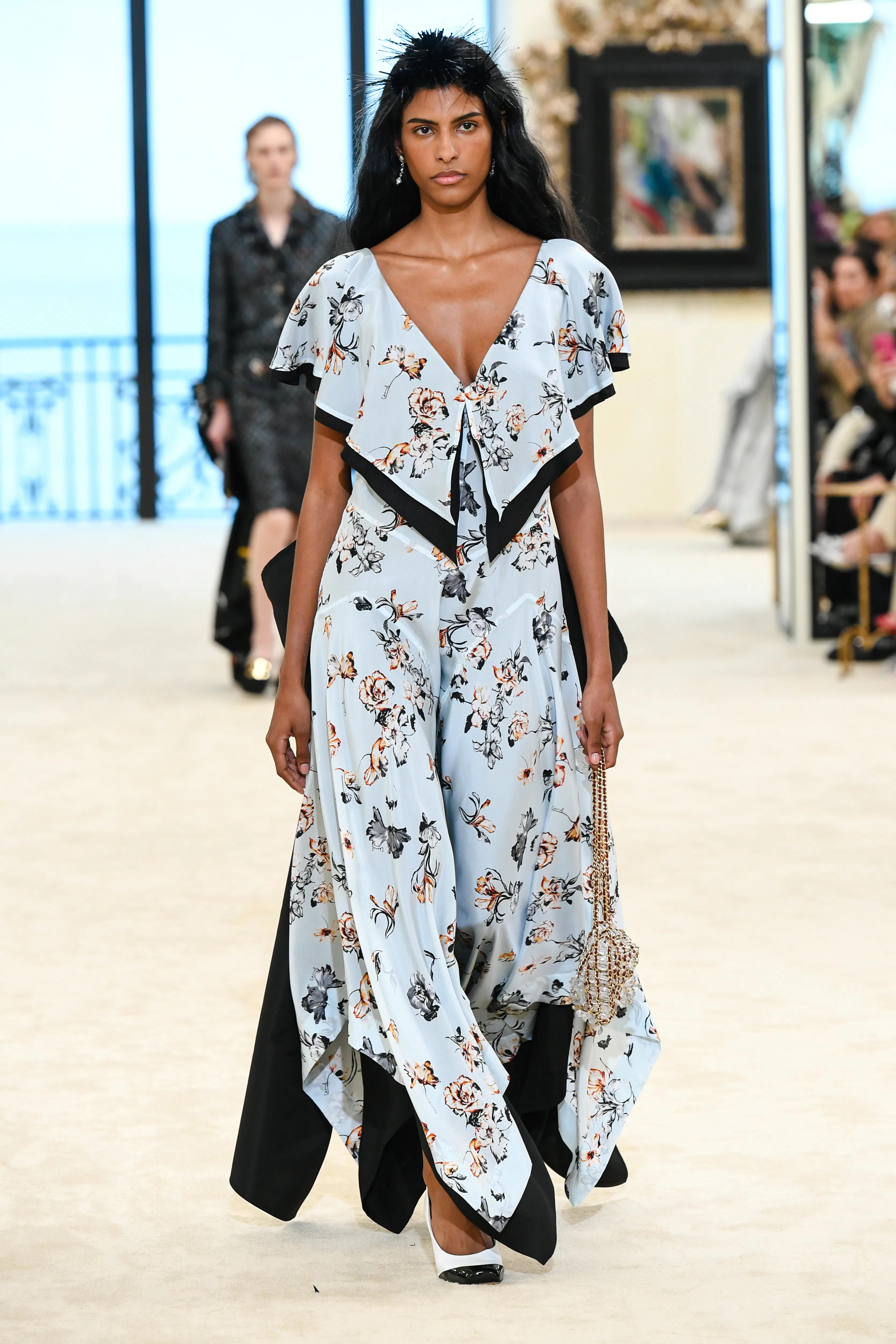 Chanel Cruise Show 2026'da podyumda yürüyen manken.