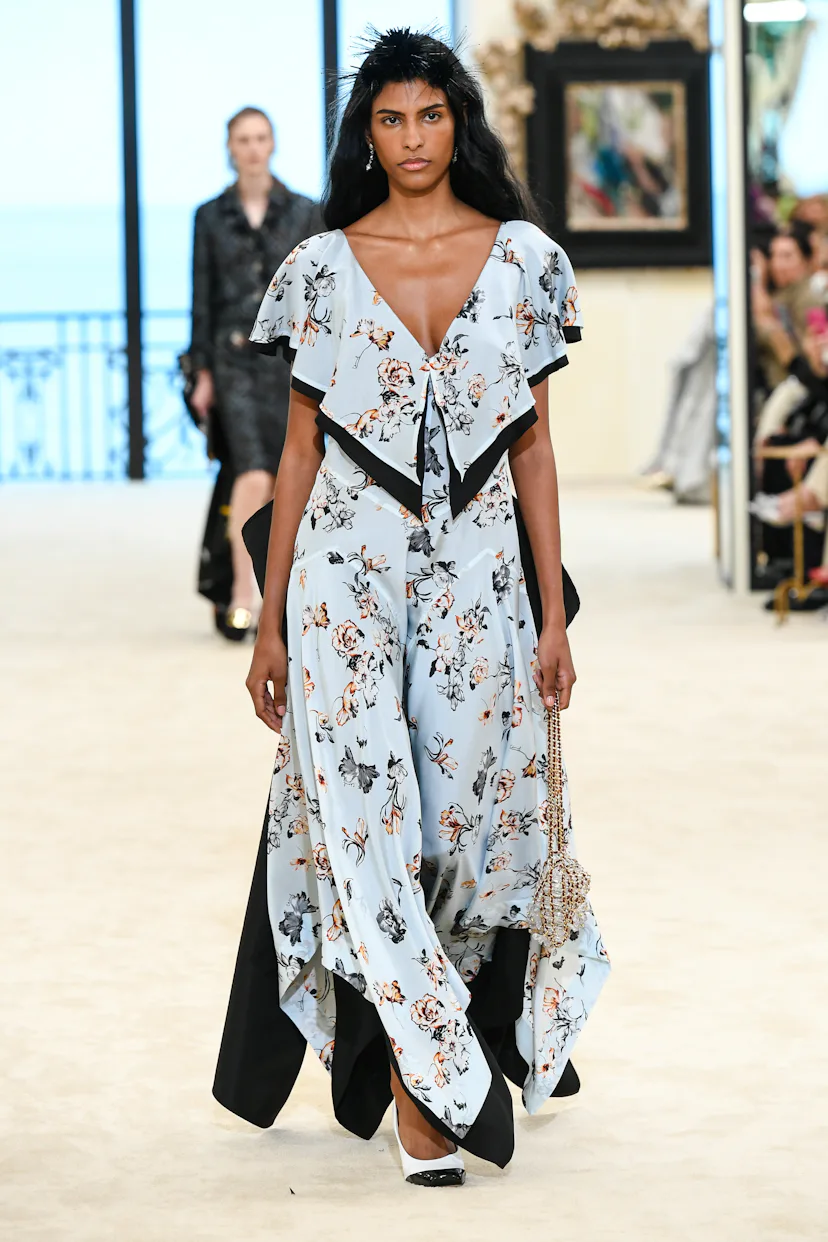 Chanel Cruise Show 2026'da podyumda yürüyen manken.