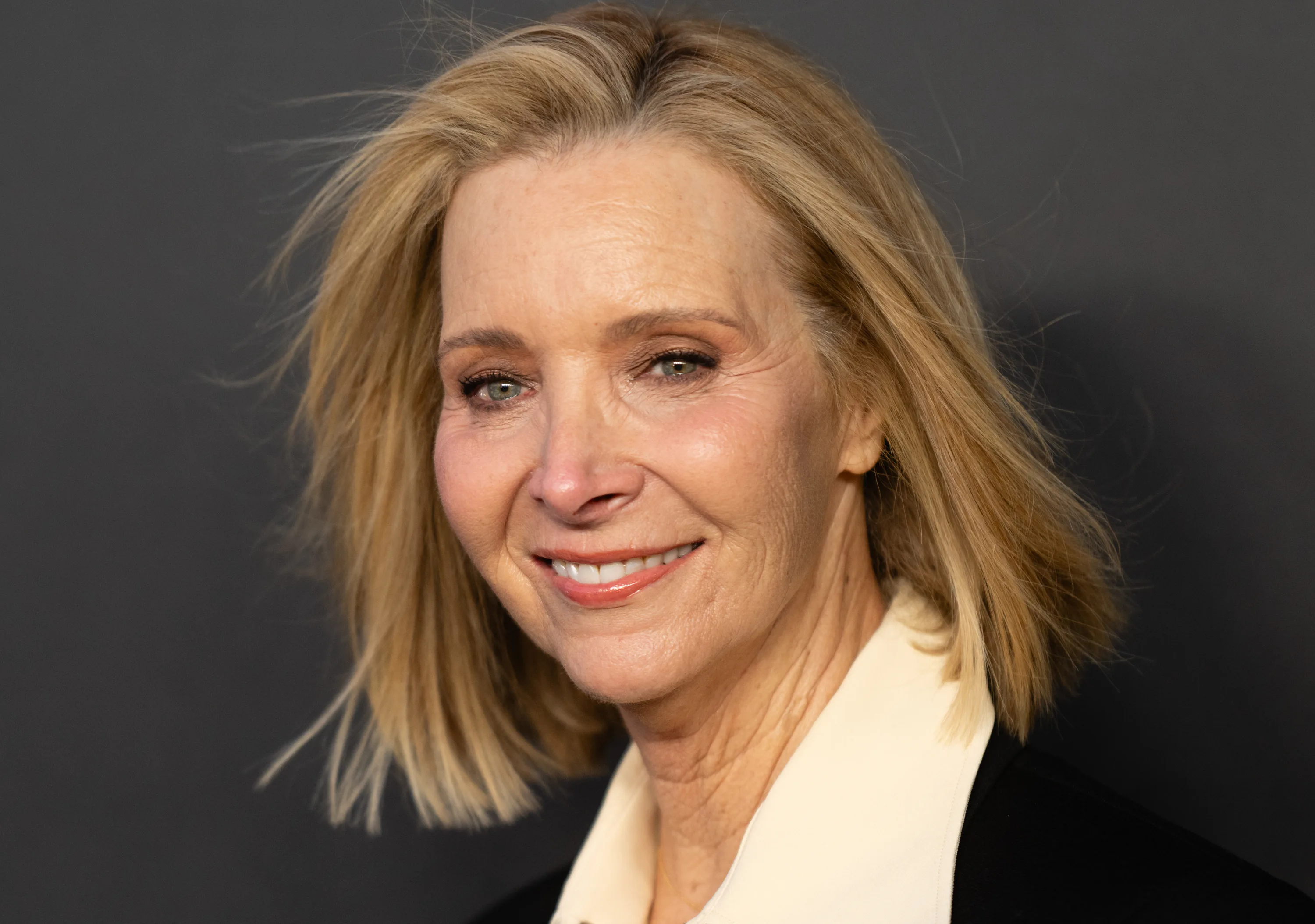 Lisa Kudrow Shared How Much She Still Makes From 'Friends' & My Jaw Is On The Floor