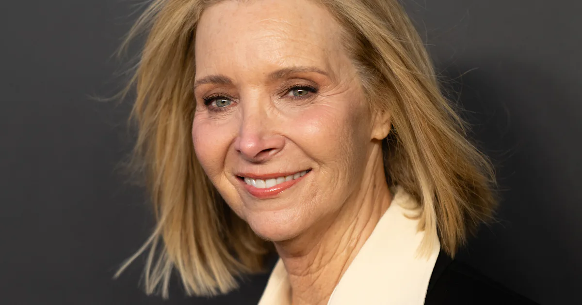 Lisa Kudrow Shared How Much She Still Makes From 'Friends' & My Jaw Is On The Floor