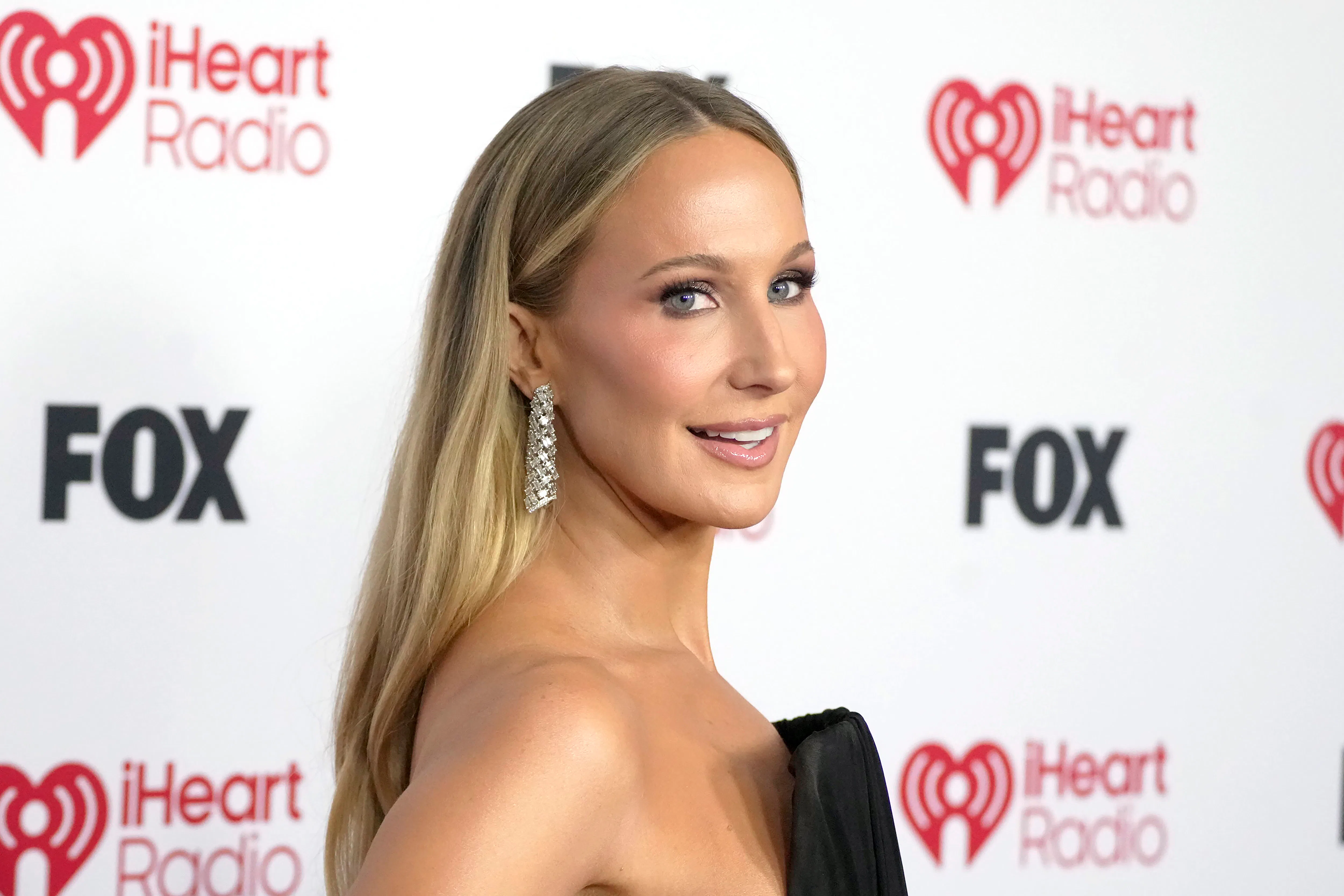 Nikki Glaser reveals that she encourages her boyfriend Chris Convy to sleep with other women.