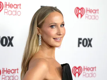 Nikki Glaser reveals that she encourages her boyfriend Chris Convy to sleep with other women.