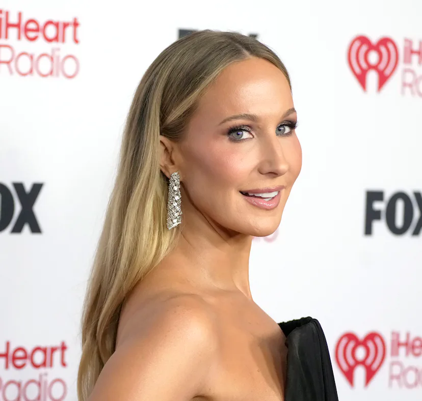 Nikki Glaser reveals that she encourages her boyfriend Chris Convy to sleep with other women.