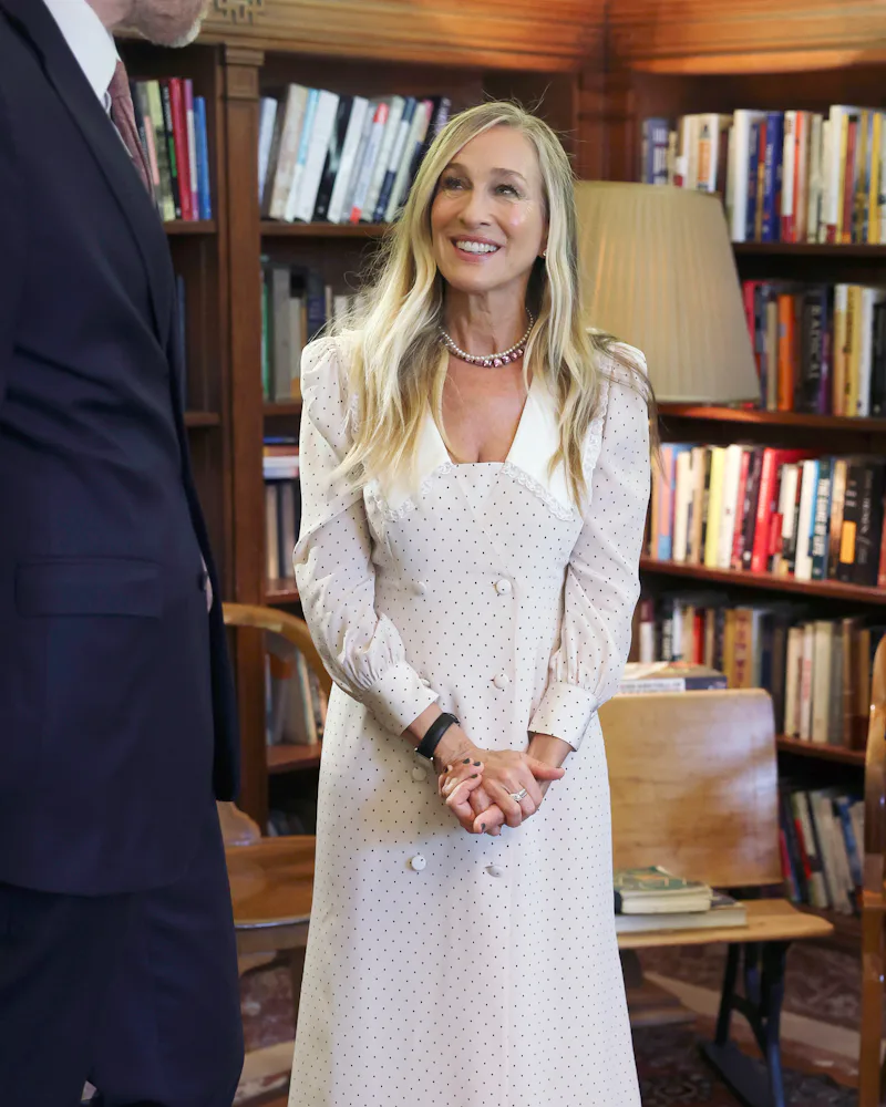 Sarah Jessica Parker waits for the queen with very blonde hair