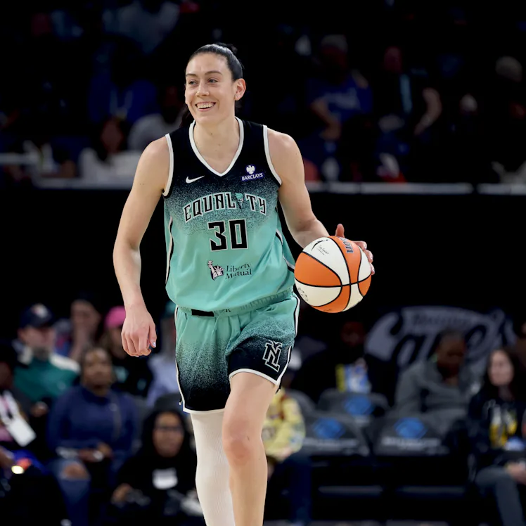 CHICAGO, ILLINOIS - SEPTEMBER 11: Breanna Stewart #30 of the New York Liberty dribbles the ball up t...