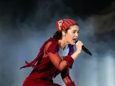 GLASTONBURY, ENGLAND - JUNE 27: (EDITORIAL USE ONLY) Gracie Abrams performs on the Other stage durin...