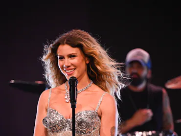THE TONIGHT SHOW STARRING JIMMY FALLON -- Episode 2294 -- Pictured: Musical guest Slayyyter performs...