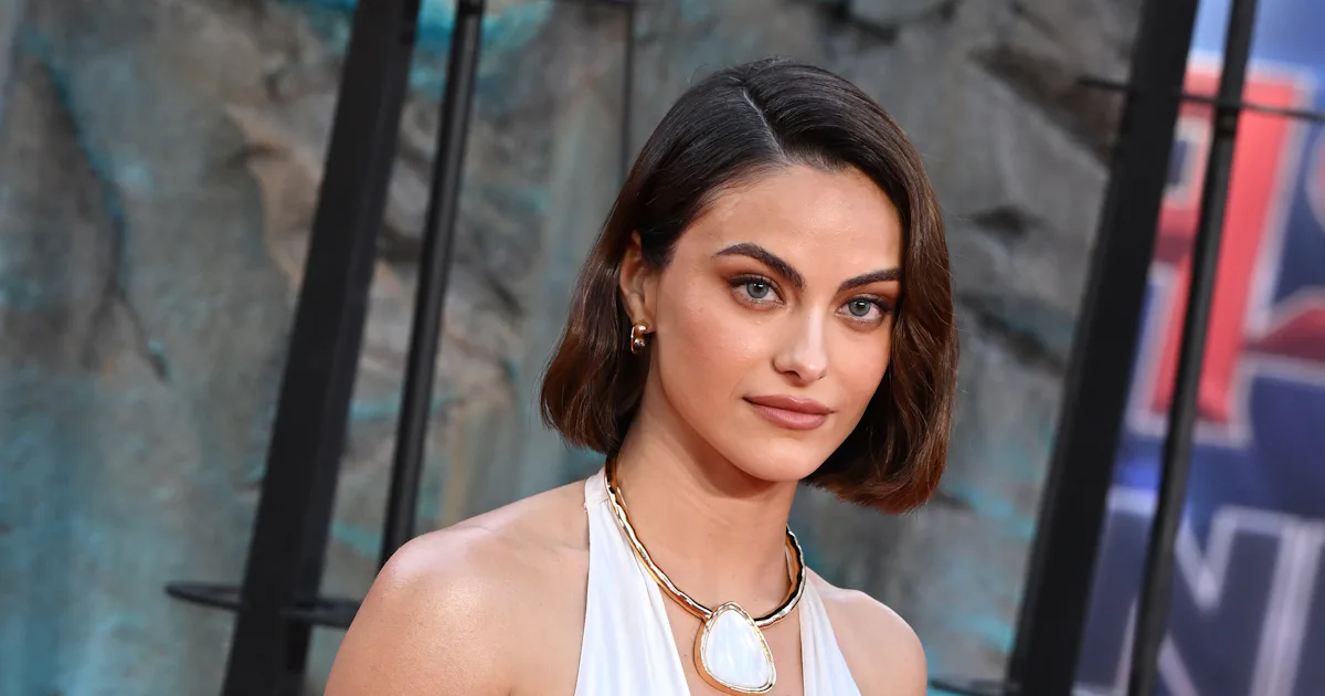 Camila Mendes kombiniert blaue Kontaktlinsen mit einem tief ...