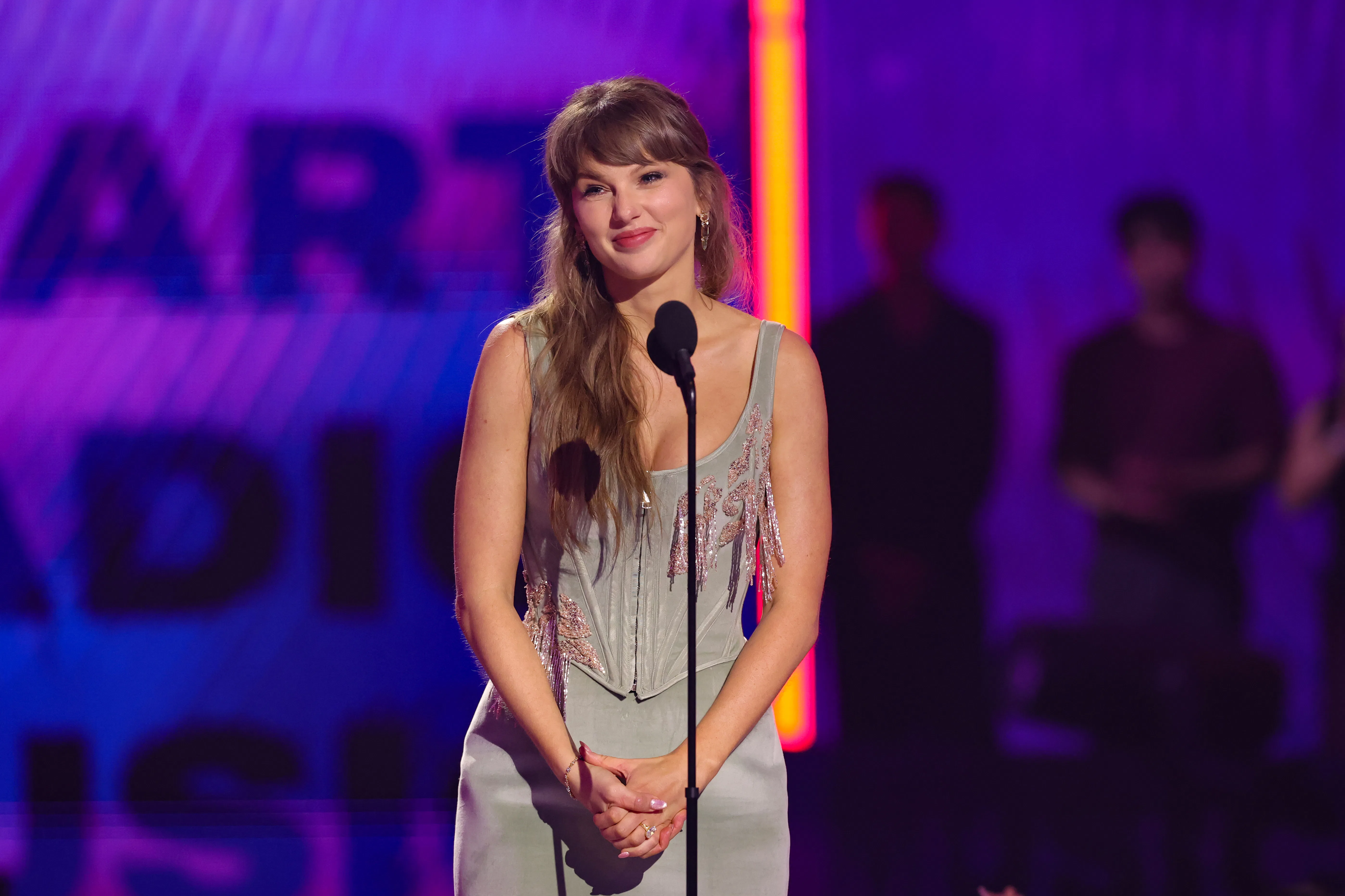 LOS ANGELES, CALIFORNIA - MARCH 26: (FOR EDITORIAL USE ONLY) Taylor Swift accepts the Pop Album of t...