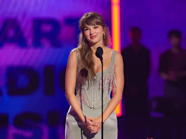 LOS ANGELES, CALIFORNIA - MARCH 26: (FOR EDITORIAL USE ONLY) Taylor Swift accepts the Pop Album of t...