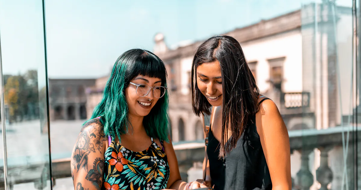 Here's Why "Just Because" Texts Are A Legitimate Wellness Hack