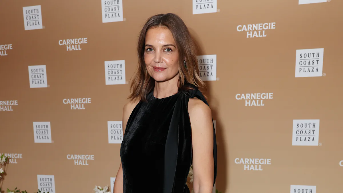 Katie Holmes Jazzes It Up with a Very Modern Flapper Dress Katie Holmes Jazzes It Up with a Very Modern Flapper Dress