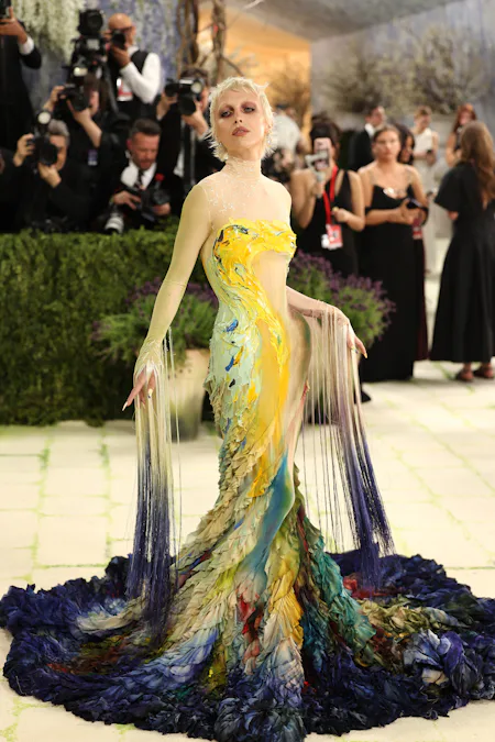 thezoereport.com - Kelsey Stewart - Emma Chamberlain Shares The Story Behind Her Viral Met Gala Look