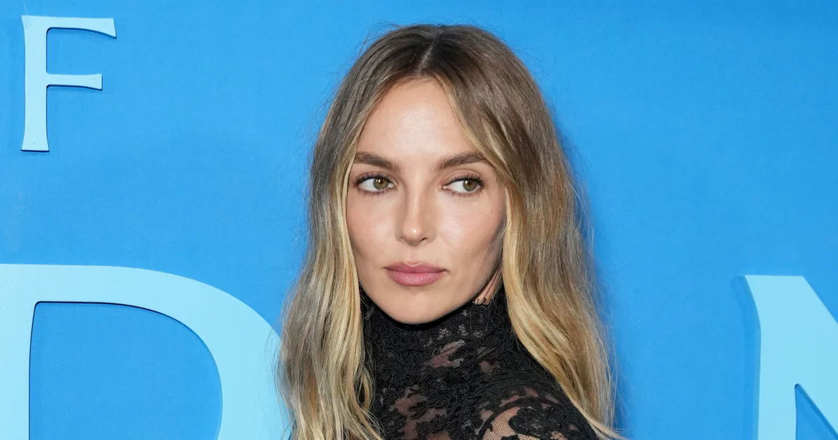 Jodie Comer interpretiert Nackt-Look auf dunkle und verführerische Weise