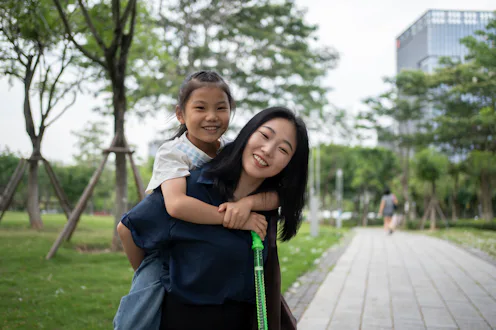 Mom carried her daughter on her back and laughed happily