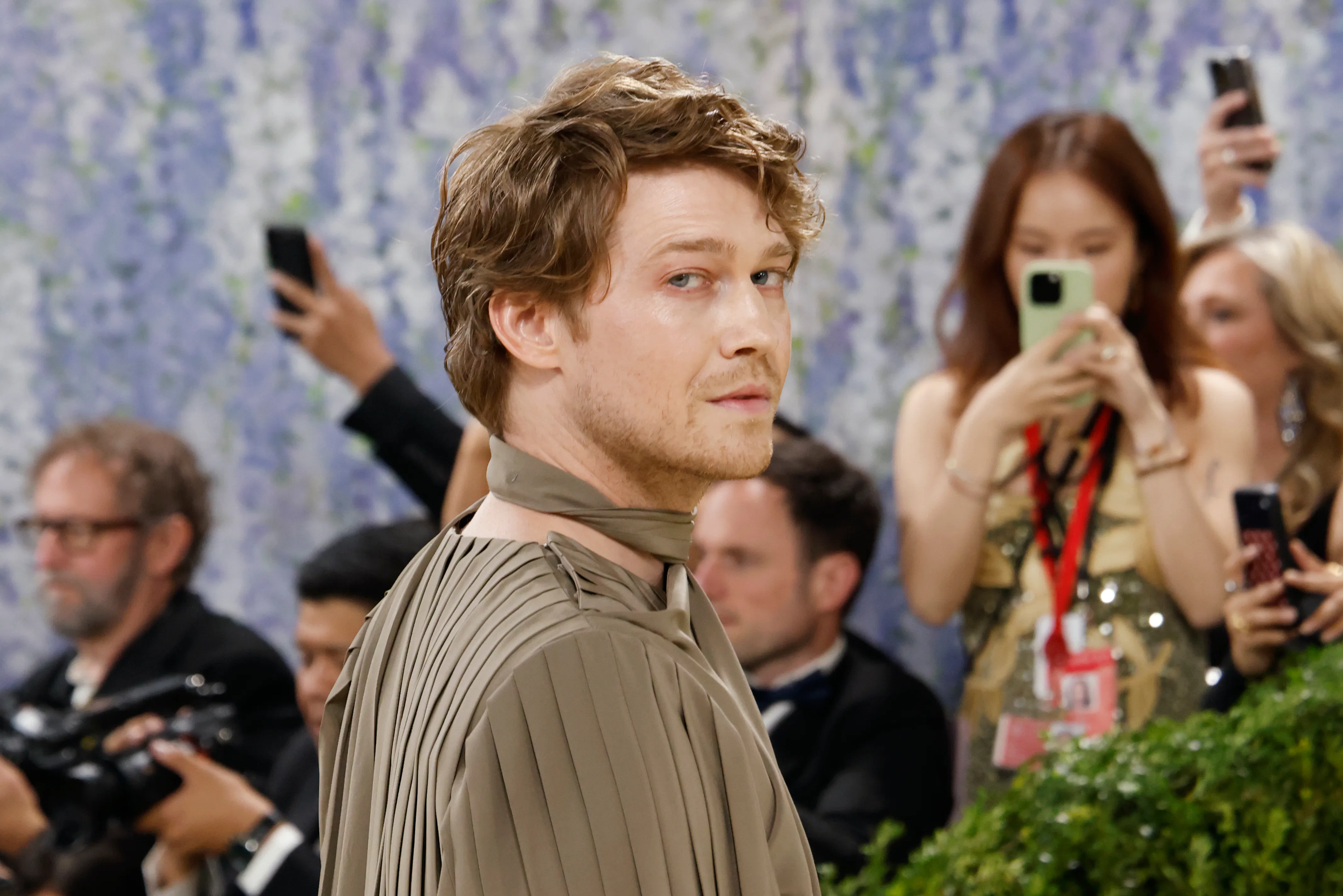 Joe Alwyn was photographed kissing Sarah Pidgeon, sparking dating rumors.