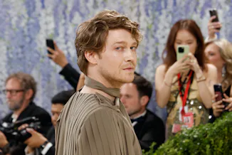 Joe Alwyn was photographed kissing Sarah Pidgeon, sparking dating rumors.