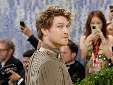 Joe Alwyn was photographed kissing Sarah Pidgeon, sparking dating rumors.