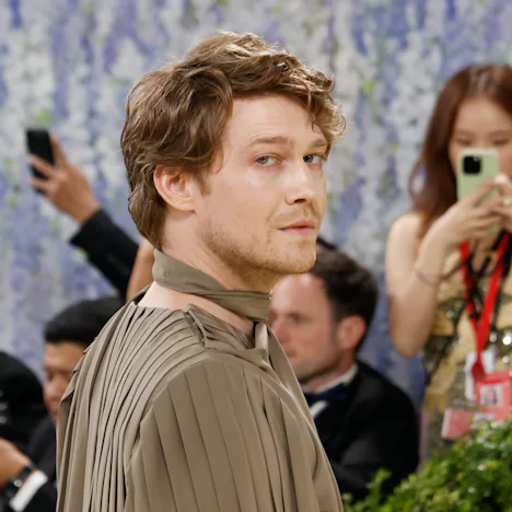 Joe Alwyn was photographed kissing Sarah Pidgeon, sparking dating rumors.