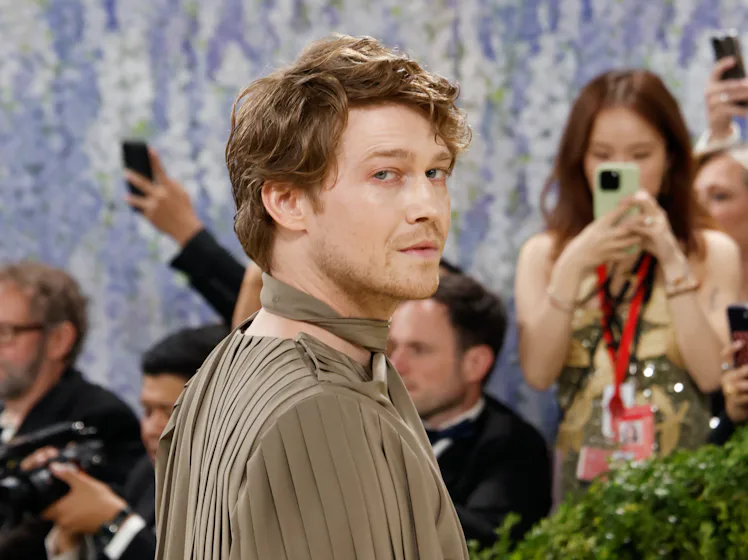 Joe Alwyn was photographed kissing Sarah Pidgeon, sparking dating rumors.