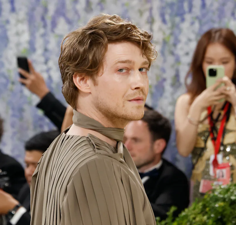 Joe Alwyn was photographed kissing Sarah Pidgeon, sparking dating rumors.
