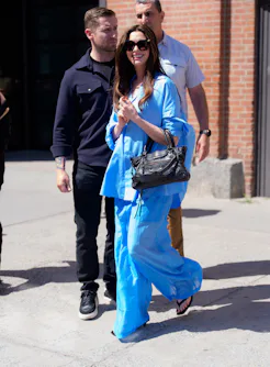 I tried Anne Hathaway's "Coastal City Girl" aesthetic with her stylist Erin Walsh to get her top tip...