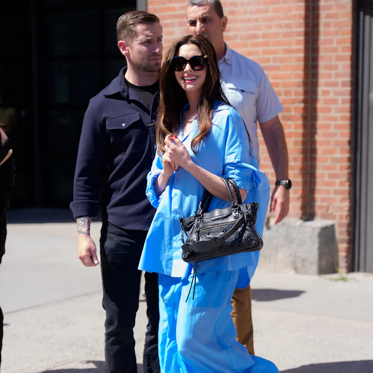 I tried Anne Hathaway's "Coastal City Girl" aesthetic with her stylist Erin Walsh to get her top tip...