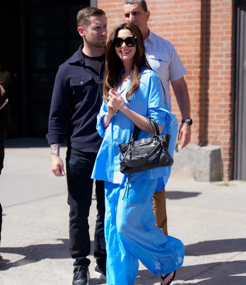 I tried Anne Hathaway's "Coastal City Girl" aesthetic with her stylist Erin Walsh to get her top tip...